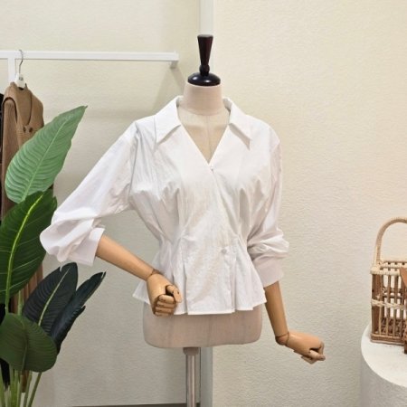 브이넥 사선 핀턱 블라우스