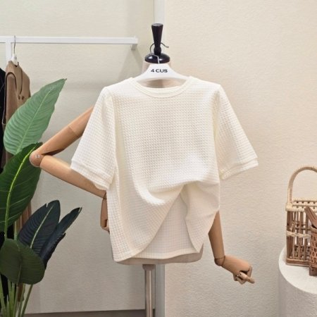 라운드넥 엠보싱 반팔 티셔츠