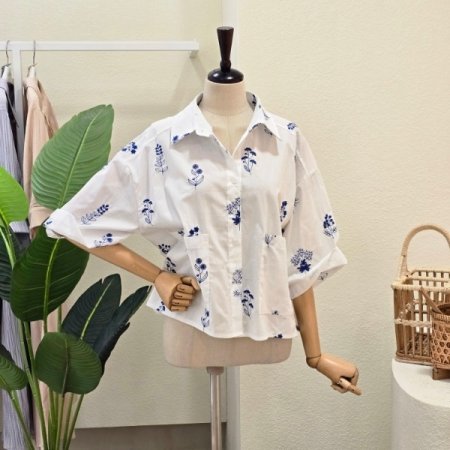 블루 플라워 자수 블라우스