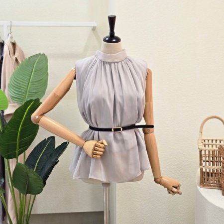 셔링 벨티드 민소매 블라우스