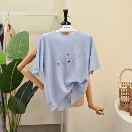 단추 디테일 자수 레터링 니트