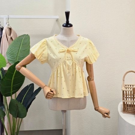 레이스 배색 페미닌 블라우스