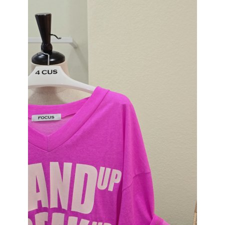 브이넥 빅 레터링 반팔 티셔츠