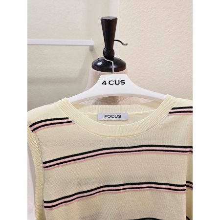 스트라이프 배색 라운드 니트