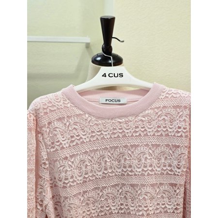 레이스 배색 라운드넥 니트