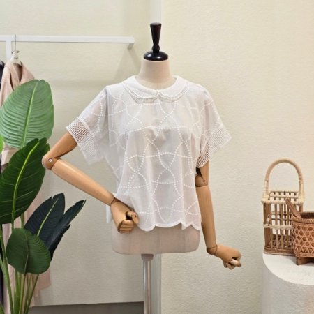 밑단 웨이브 레이스 카라 블라우스