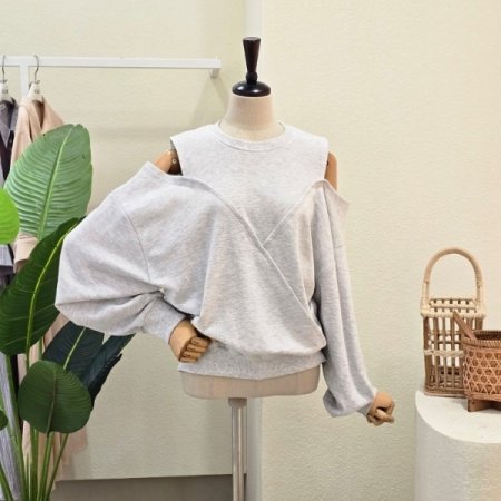 사선 오프 맨투맨 티셔츠