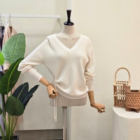 스트링 레이어드 브이넥 니트