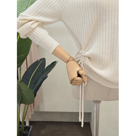 스트링 레이어드 브이넥 니트