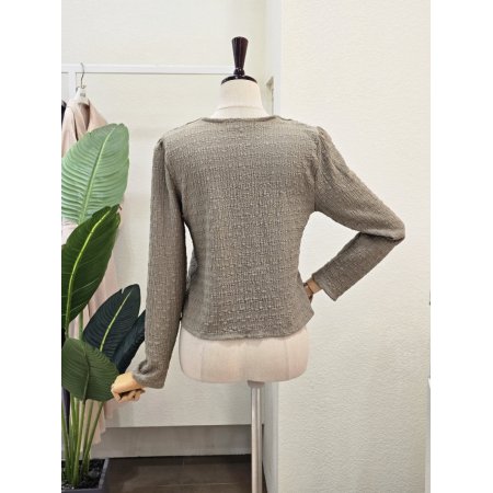 골드 버튼 라운드 블라우스