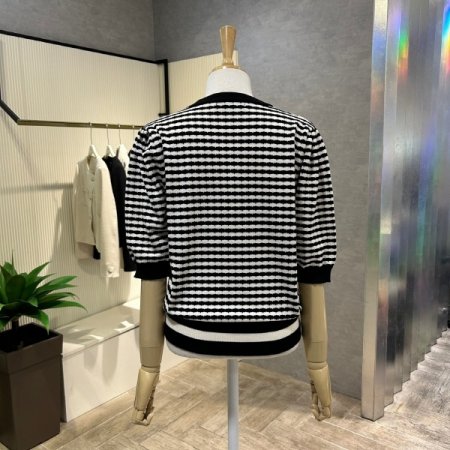 라인 배색 스트라이프 니트