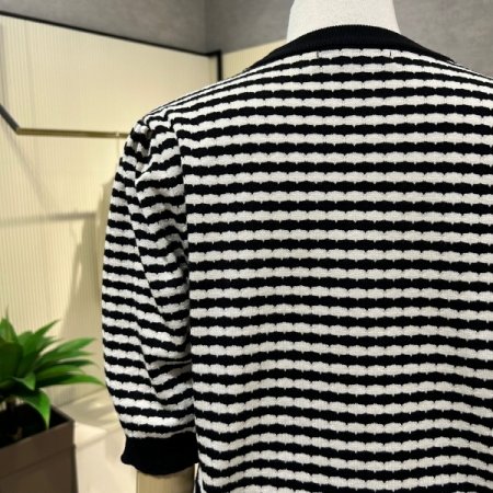 라인 배색 스트라이프 니트