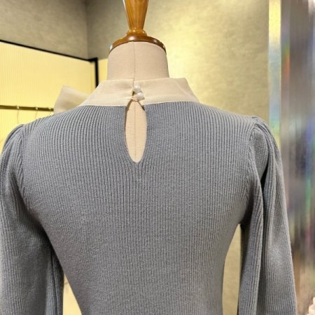 쉬폰 넥 리본 배색 셔링 니트