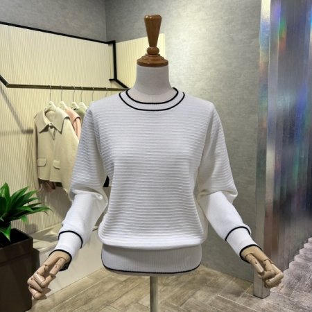 라인 배색 가로 패턴 니트