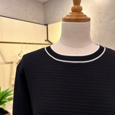 라인 배색 가로 패턴 니트