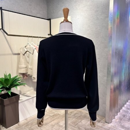 라인 배색 가로 패턴 니트