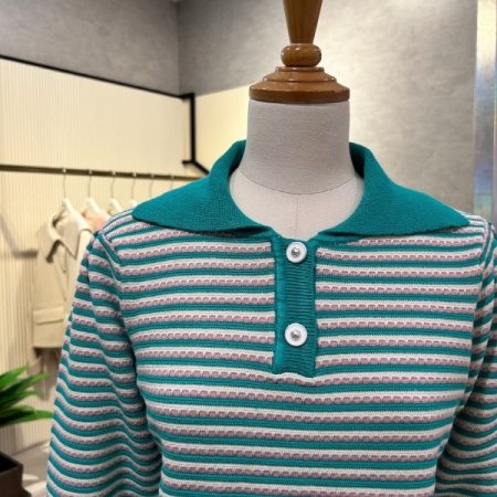 투톤 배색 카라 니트