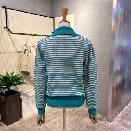 투톤 배색 카라 니트