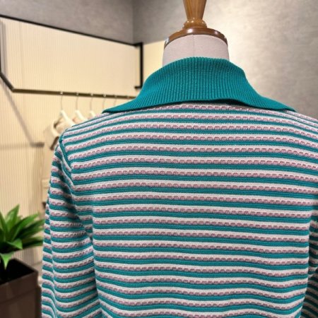 투톤 배색 카라 니트