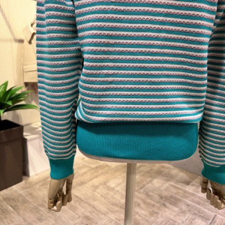 투톤 배색 카라 니트