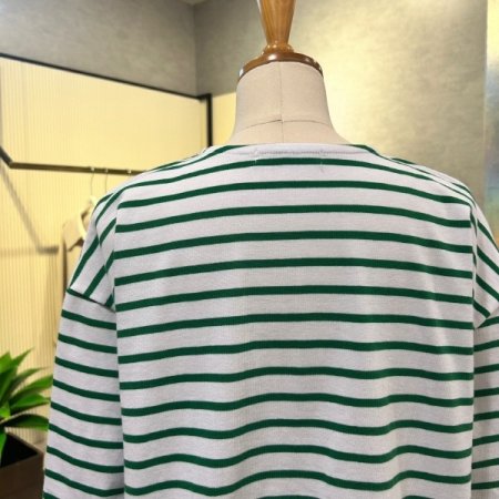 자수 배색 스트라이프 티셔츠