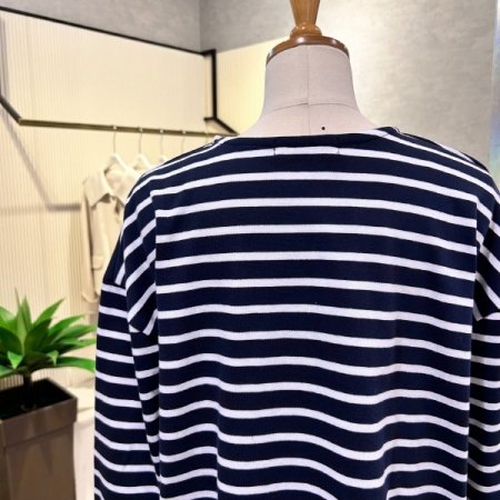 스트라이프 자수 배색 티셔츠