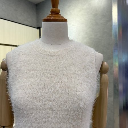 부클 민소매 니트