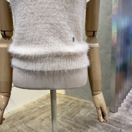 부클 민소매 니트