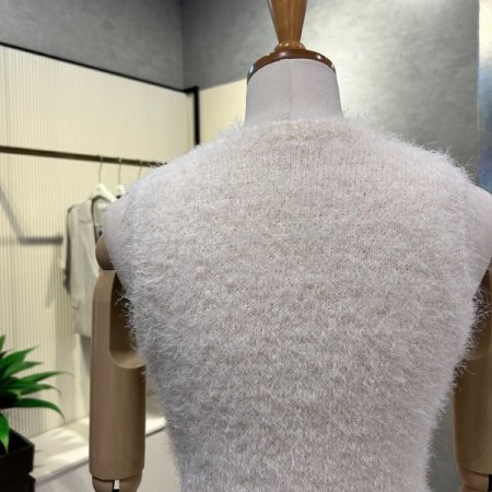 부클 민소매 니트