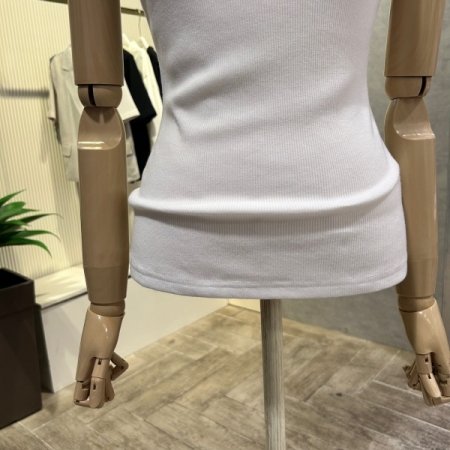 자수 마크 민소매 티셔츠