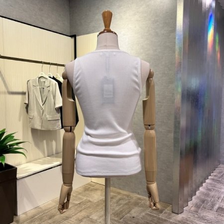 자수 마크 민소매 티셔츠