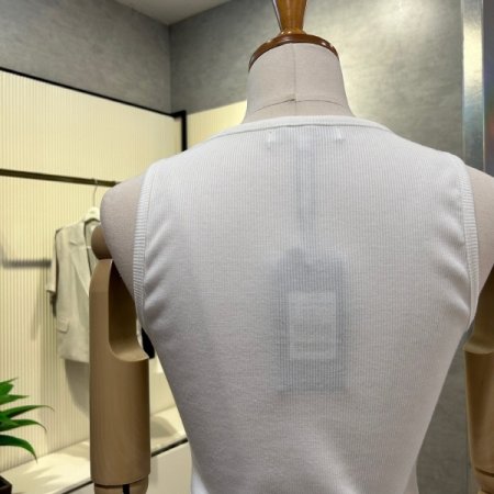 자수 마크 민소매 티셔츠