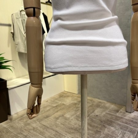 자수 마크 민소매 티셔츠