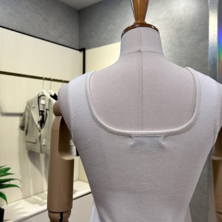 스퀘어 넥 민소매 니트