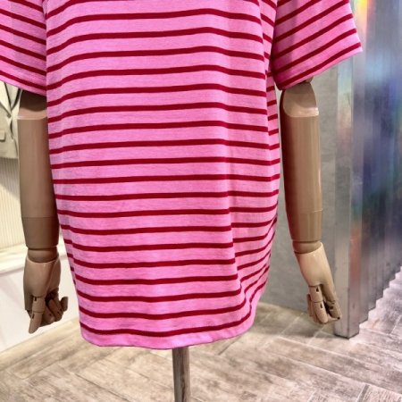 자수 마크 스트라이프 티셔츠