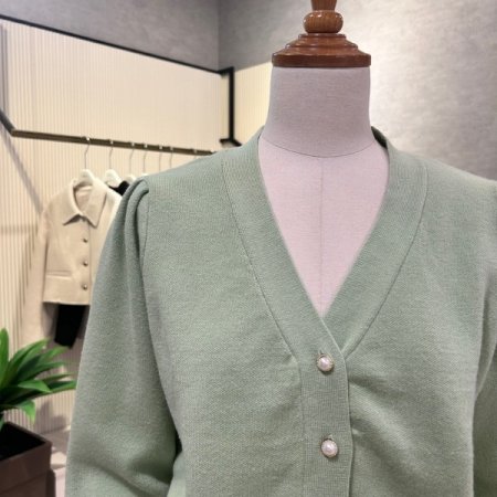 V넥 크롭 진주 단추 가디건