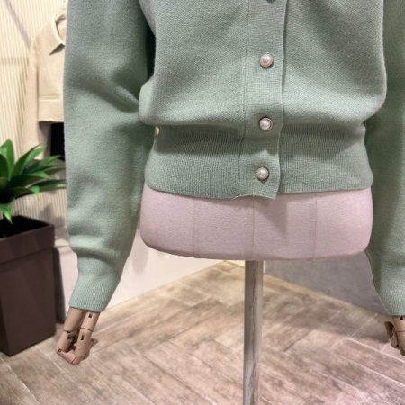 V넥 크롭 진주 단추 가디건