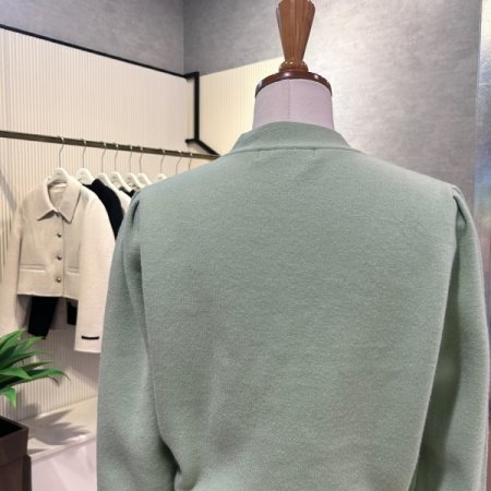 V넥 크롭 진주 단추 가디건