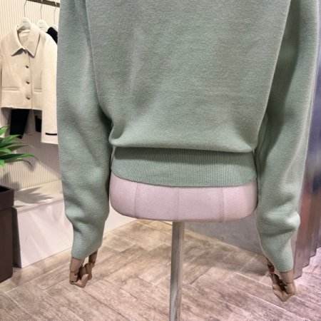 V넥 크롭 진주 단추 가디건