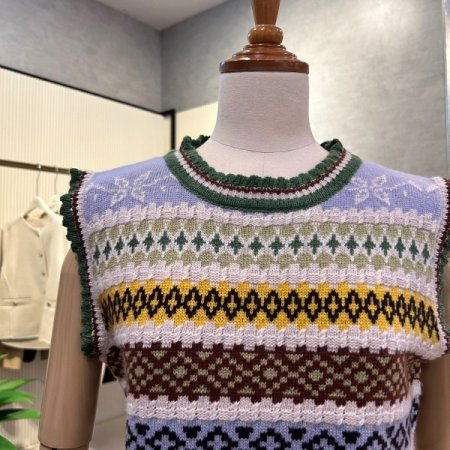 패턴 라인 배색 민소매 니트