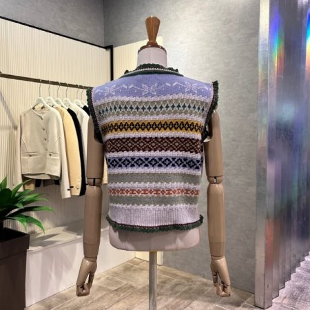 패턴 라인 배색 민소매 니트