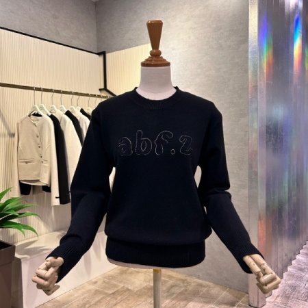 부클 레터링 배색 라운드 니트