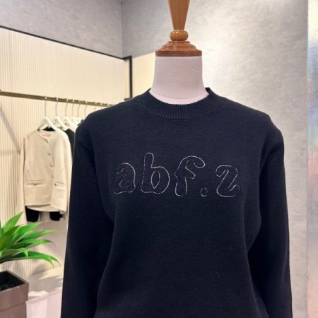 부클 레터링 배색 라운드 니트