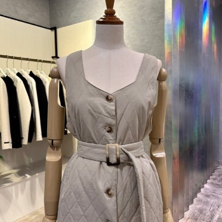 퀼팅 패딩 단추 벨티드 민소매 원피스