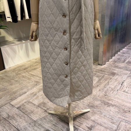 퀼팅 패딩 단추 벨티드 민소매 원피스