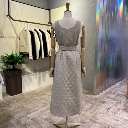 퀼팅 패딩 단추 벨티드 민소매 원피스