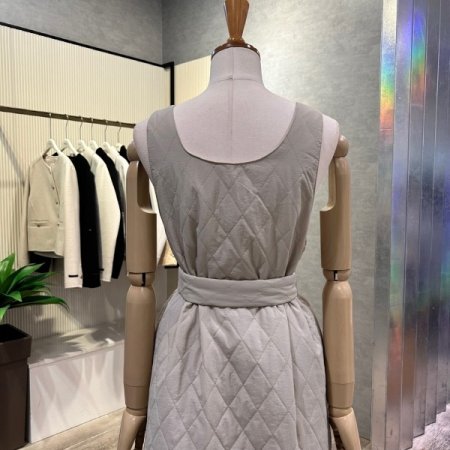 퀼팅 패딩 단추 벨티드 민소매 원피스