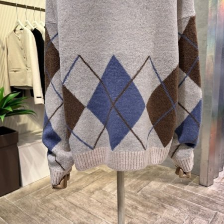 다이아몬드 반 폴라 박시 니트