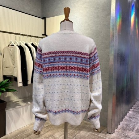 배색 패턴 라운드 니트