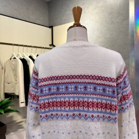 배색 패턴 라운드 니트